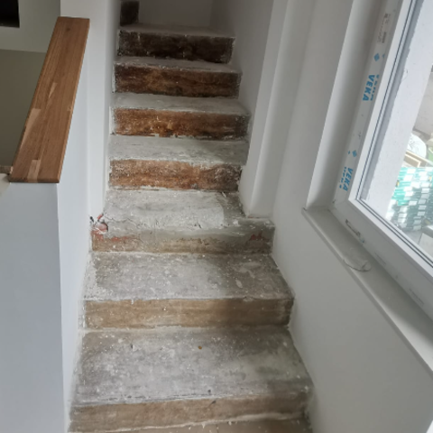 Alte Treppe mit abgetretenen Stufen und verwitterten Kanten vor der Renovierung.